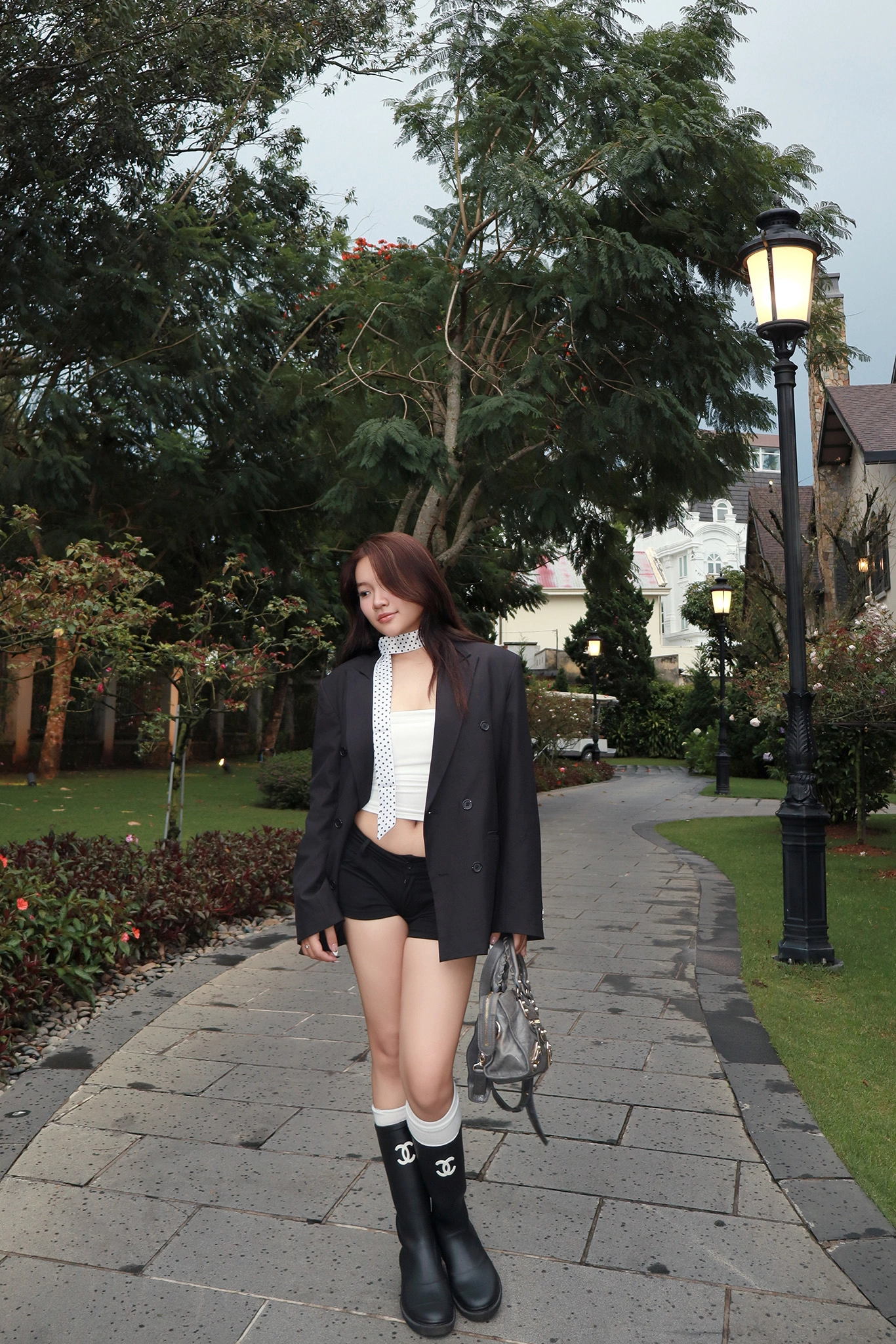 Ảnh chân dung outfit tại quán cà phê Đà Lạt bằng Canon R50