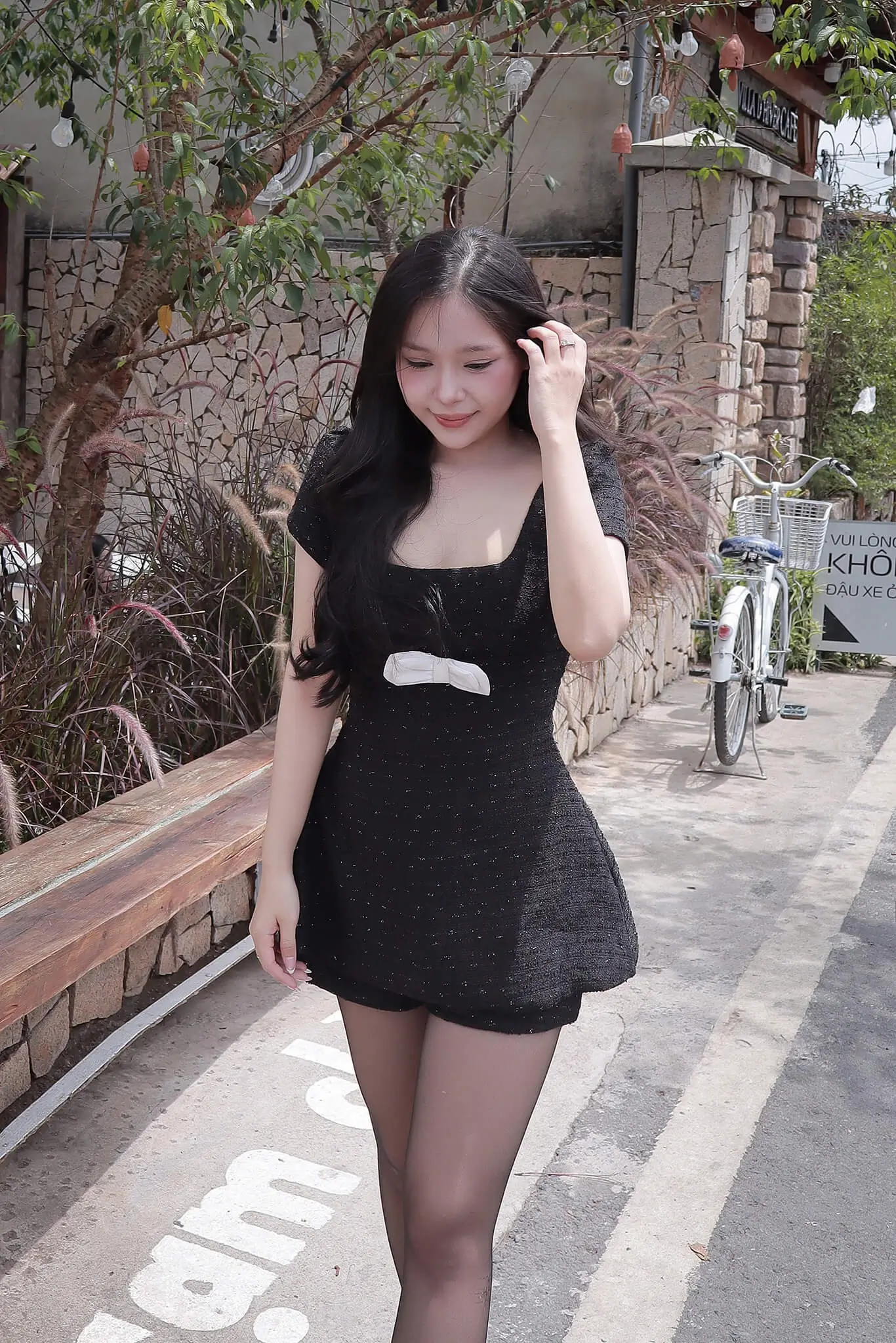 Ảnh outfit nhẹ nhàng tại quán cà phê Đà Lạt chụp bằng Canon R50