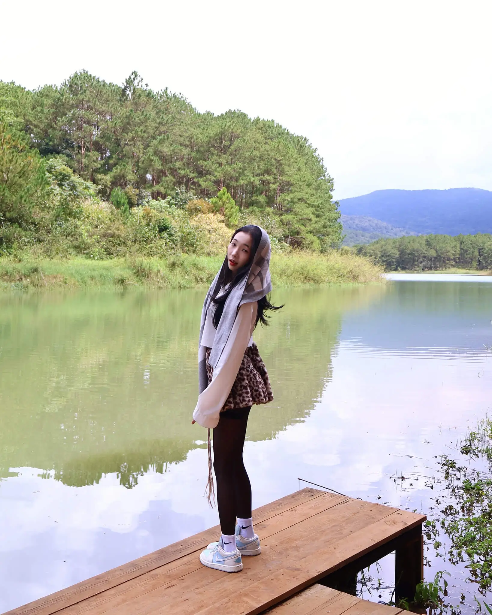 Ảnh outfit tại quán cà phê Đà Lạt chụp bằng Canon R50