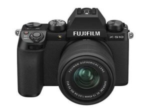 Thân máy Fujifilm X-S10 màu đen gắn ống kính kit, ảnh sản phẩm nền trắng
