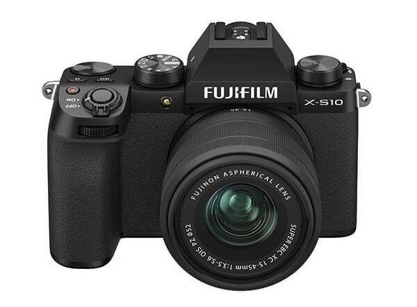 Thân máy Fujifilm X-S10 màu đen gắn ống kính kit, ảnh sản phẩm nền trắng