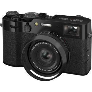 Thân máy Fujifilm X100VI màu đen với ống kính liền và vòng chuyển đổi trên nền trắng