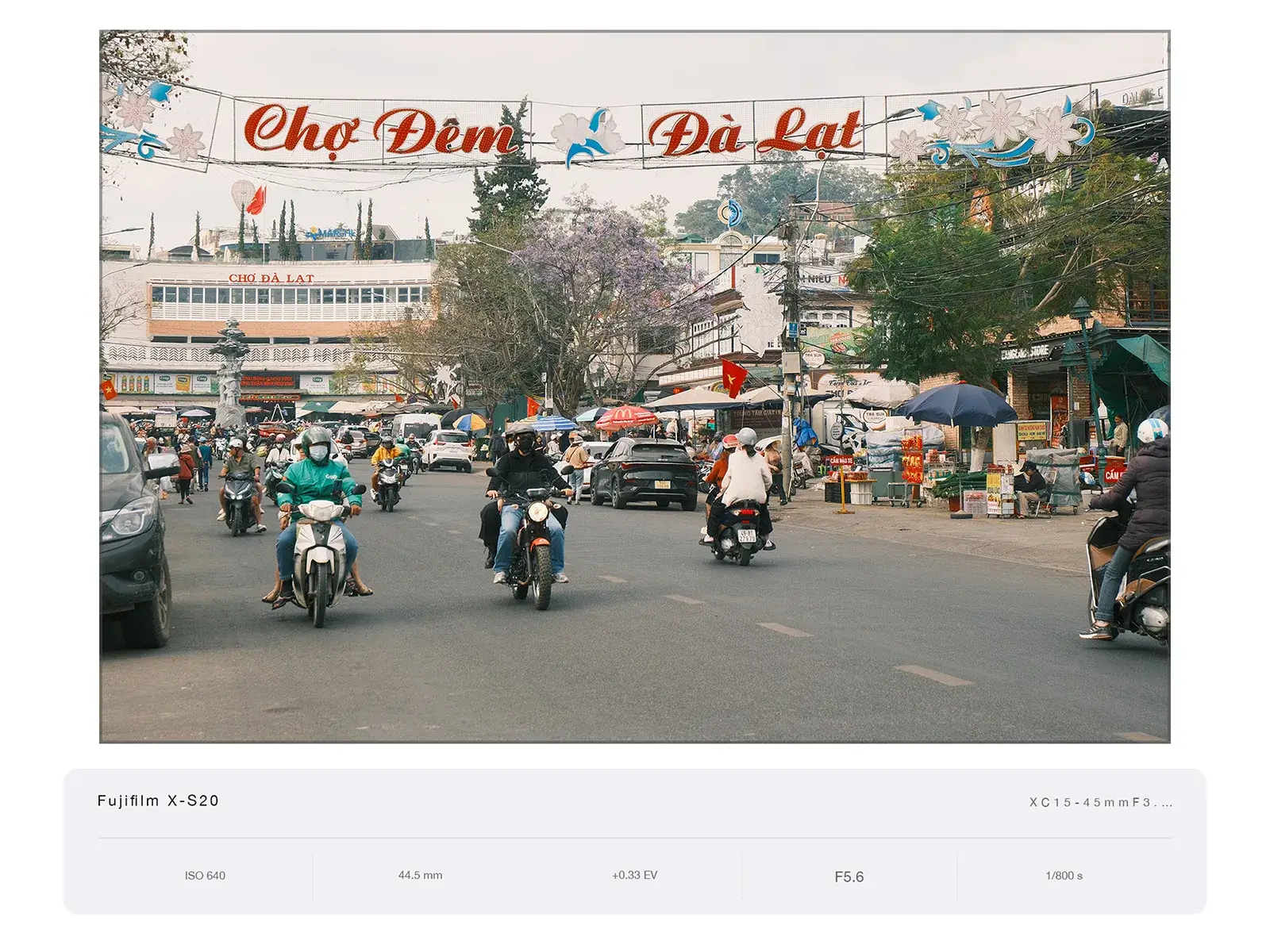 Cổng chào Chợ Đêm Đà Lạt với dòng xe máy phía dưới, chụp bằng Fujifilm X-S20 và lens kit XC 15–45mm