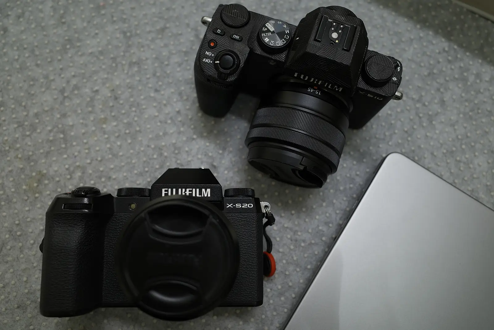 Hai thân máy Fujifilm X-S20 cho thuê một máy gắn lens kit XC 15–45mm
