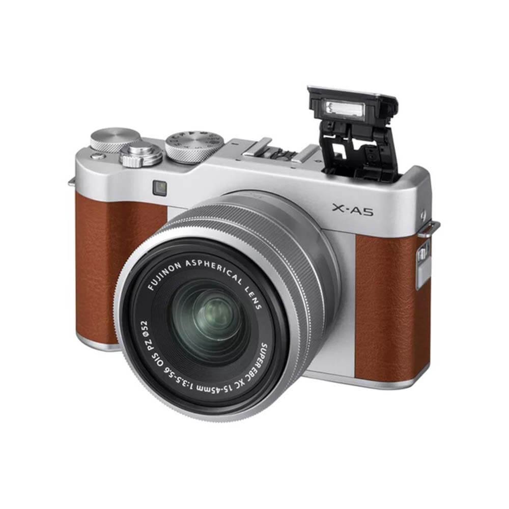 Thân máy Fujifilm X-A5 vỏ bạc phối da nâu, đèn flash bật lên, gắn ống kính kit, ảnh sản phẩm nền trắng