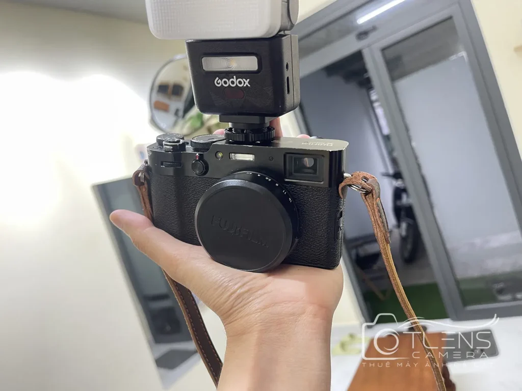Máy ảnh cầm tay gắn flash rời tại TLens Camera