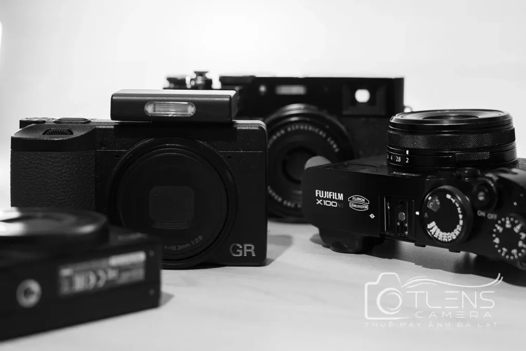 Các máy ảnh compact đặt cạnh nhau tại TLens Camera