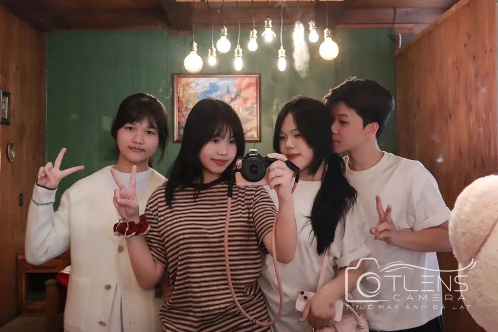 Nhóm khách thuê máy ảnh tại TLens Camera