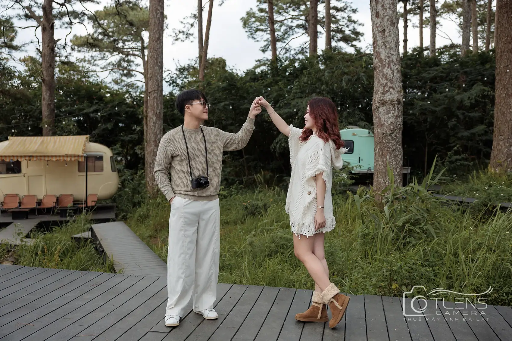 Cặp đôi nắm tay nhau trên sàn gỗ giữa rừng cây