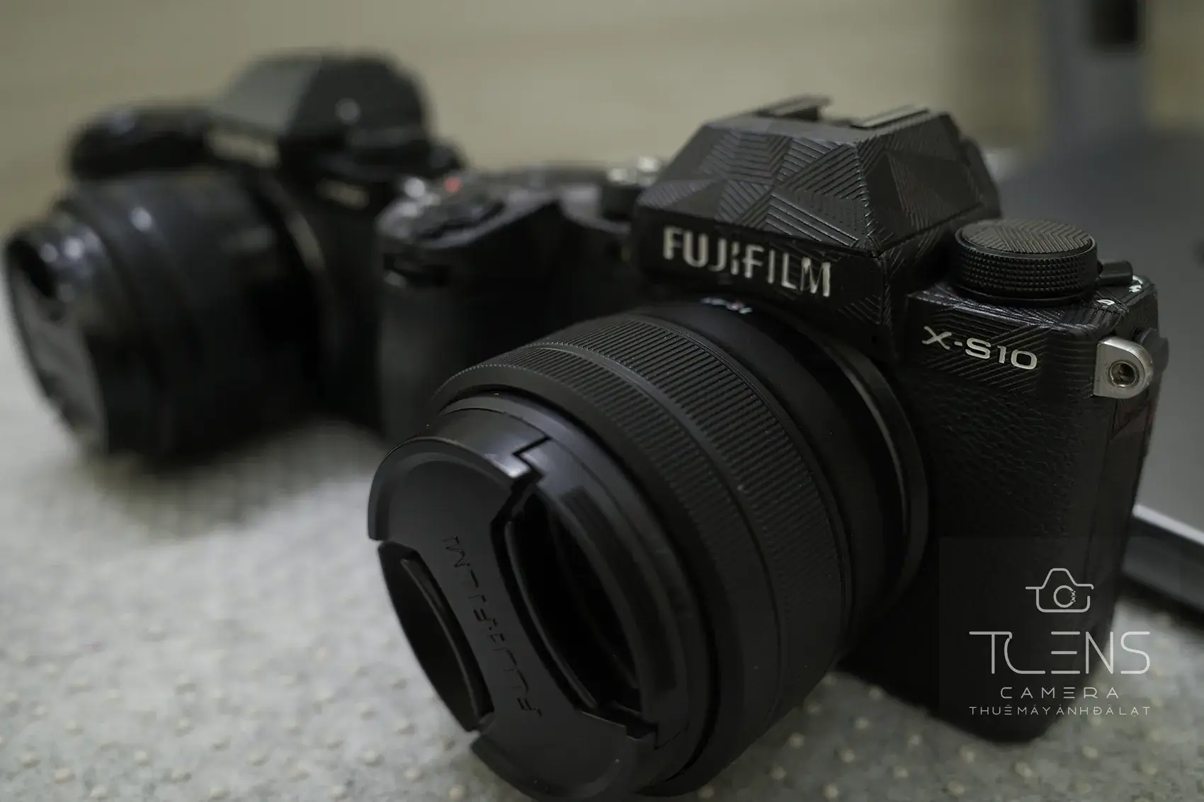 Thân máy Fujifilm X-S10 màu đen gắn ống kính, chụp cận cảnh