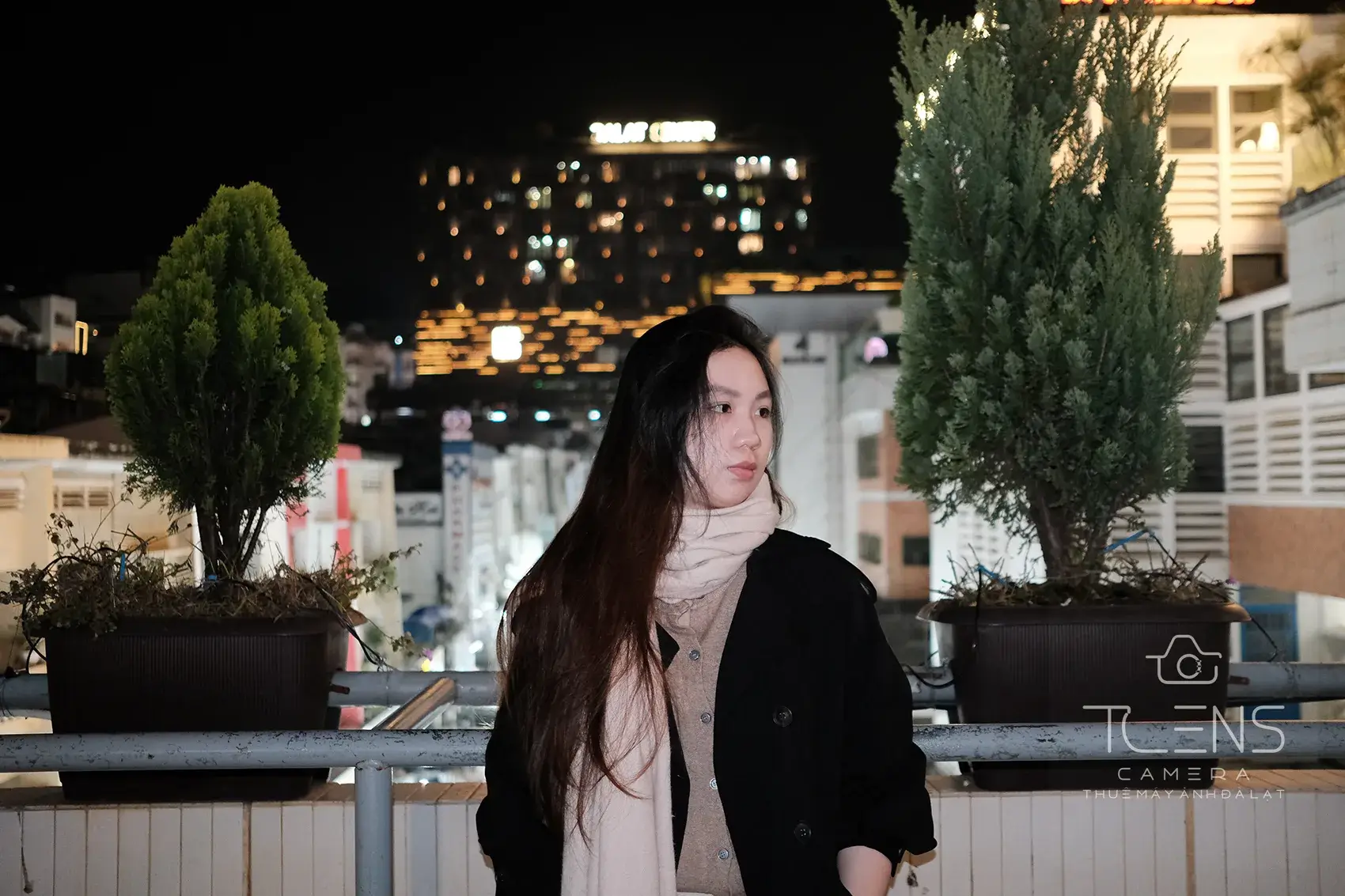 Chân dung ban đêm bên tòa nhà lên đèn, chụp bằng Fujifilm X-T30 và XF23mm F2